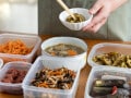 「玄関前に置かれた煮物」にもイライラ……。実母の“親切心”に振り回される42歳女性の憂鬱