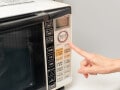 電子レンジの「NG行為」5選！ やりがちだけど故障の原因にもつながることとは？
