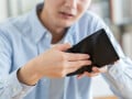 「服代をできるだけ安く抑えたい」と思って買ったのに…32歳男性が後悔する“セール商品”の盲点