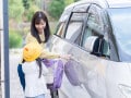 「どうせ通り道でしょ」子どもの送迎に毎回同乗してくるママ友にイライラ……。どう対処すべき？