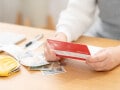 「支払いが滞る会社からの電話が怖くて出られない」月収18万円・大学生の子を持つ54歳女性の非課税生活