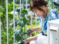 年金月13万円「日中は散歩や図書館で過ごし、外食は月1～2回」月1万円を貯める68歳女性のひとり暮らし