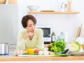 60歳から65歳まで国民年金に任意加入し、付加保険料も納めると年金はいくら増えますか？