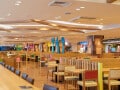 10歳娘が見つめる先には……混雑時のフードコートに居座る高齢男性グループの「醜態」にあ然