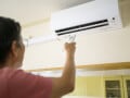 同居の70代母が涙目で語った「エアコンを使えない理由」とは。47歳女性が仰天した“夫の一言”