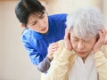 「人に迷惑をかけない老後」は本当に美徳といえる？ 誰にも頼らず強がる人ほど「損をする」理由