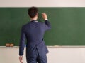 学術研究、専門・技術サービス業、教育業、学習支援業の「平均年収」はいくら？ 年代別の推移を紹介