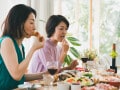 「老け見え」は食べ方に出る？ 40代・50代女性にありがちな“残念な食事マナー”と“心のゆるみ”