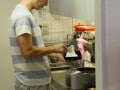 「結局実家のほうがよかったのかも」外食の誘惑に耐えながら“自炊”を続ける…25歳男性の節約事情