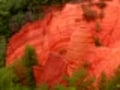 丘を登り詰めれば、目の前に広がる赤い壁　ルシヨンの赤い崖