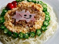 七夕の日に、楽しいカラフルそうめん