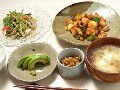 3月29日の献立　鶏ピリ辛炒め・もずく饂飩サラダ