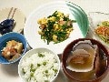 4月7日の献立　豆ご飯・ほうれん草と卵の炒め物