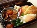 8月のお弁当3種　ナン・カレーランチBOX