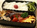 11月のお弁当　もつ煮弁当／鮭弁当