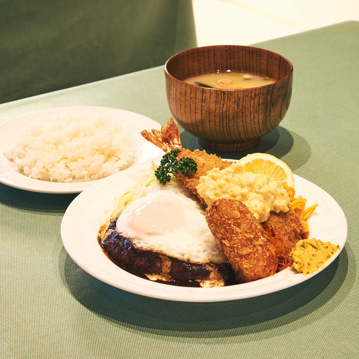 洋食クアトロ「クアトロスペシャルセット(2200円、ごはん・みそ汁付)」