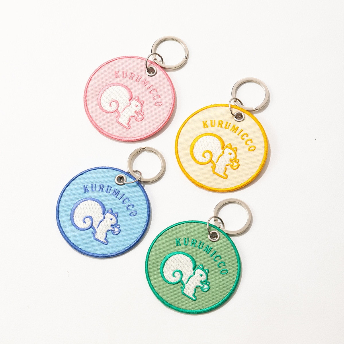 刺繍のリスくんキーホルダーは、ピンク、グリーン、ブルー、イエローのいずれかがランダムで1つ入る