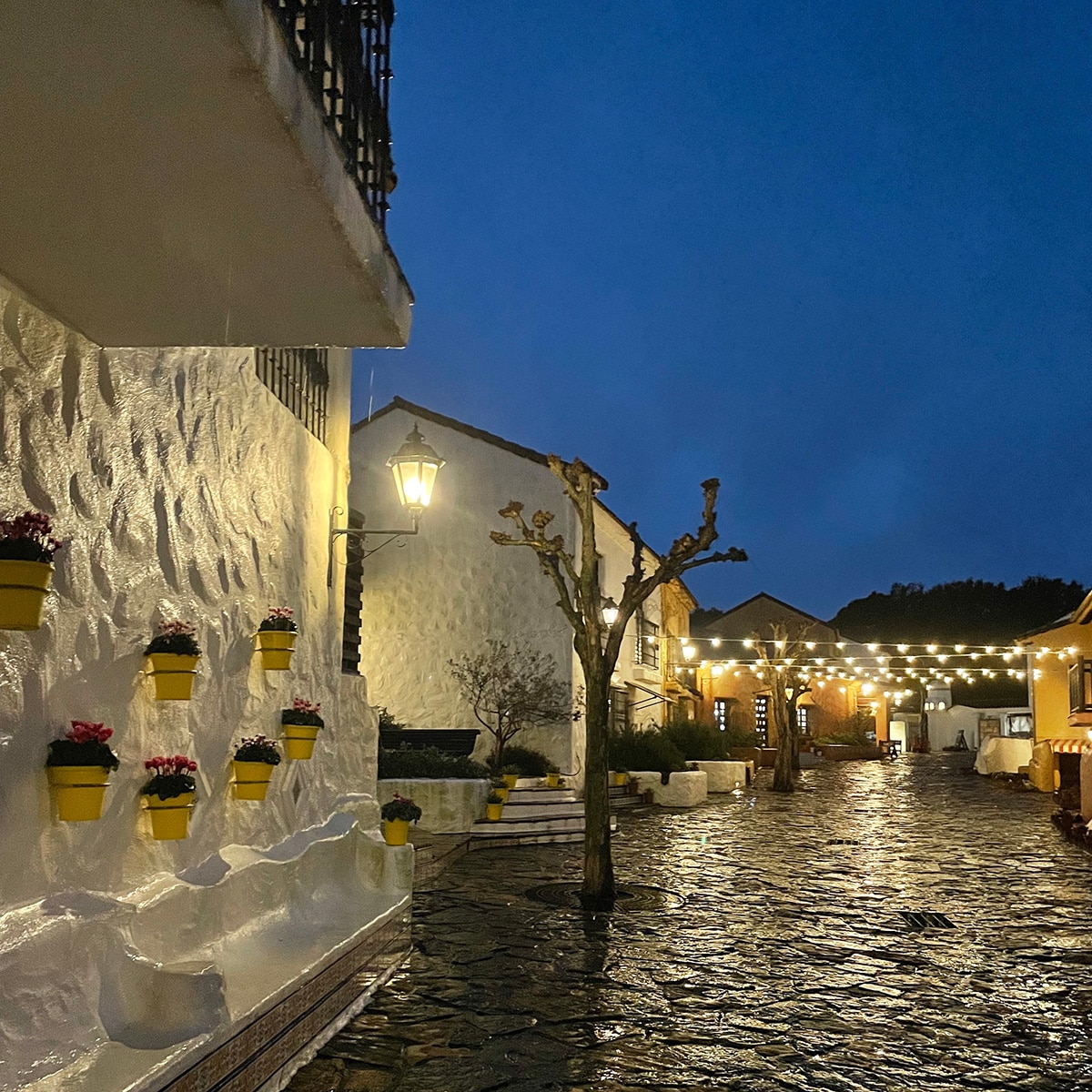 絵になる白い街並み。雨の日は幻想的な雰囲気に