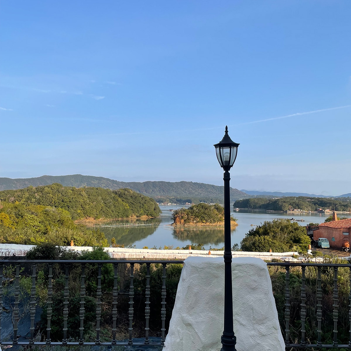 青い海に囲まれた村内。フォトスポット巡りも楽しい◎