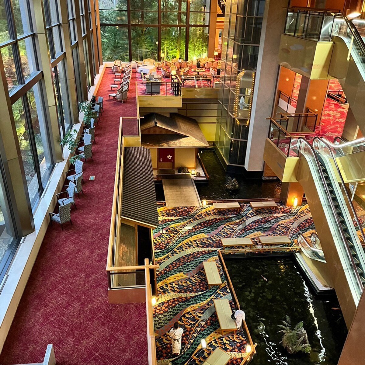 広大な吹き抜けのロビーラウンジ