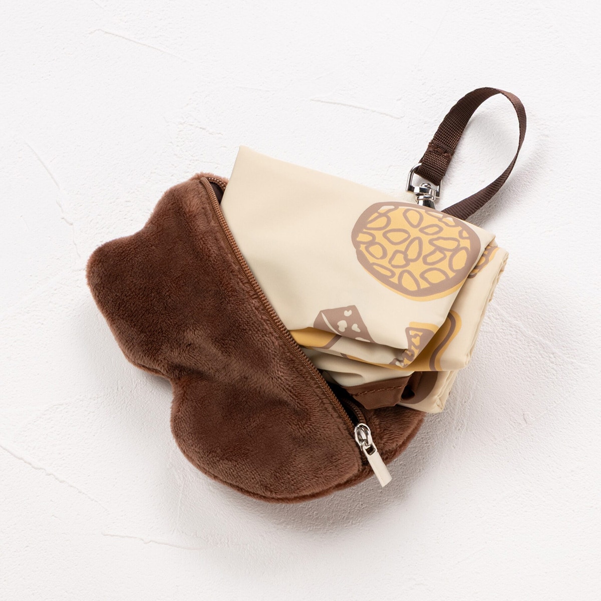 フワフワとした手触りの“リスくんポーチ”付き