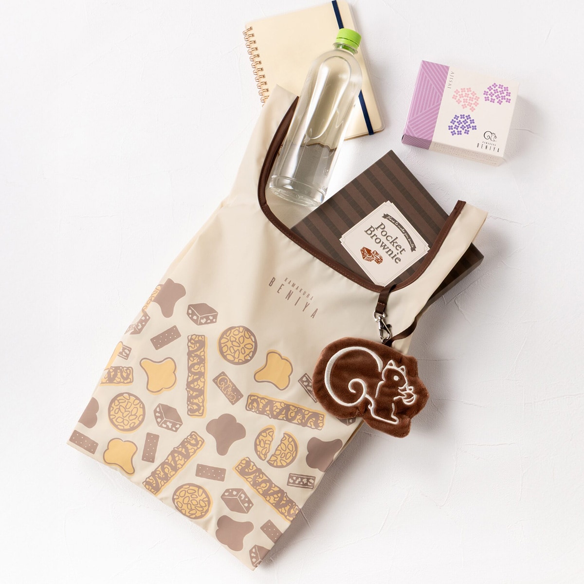 レジ袋タイプでマチが広がり、ギフト用ボックスを入れても傾かない