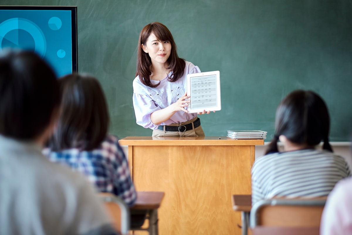 「先生である自分を演じる」とは