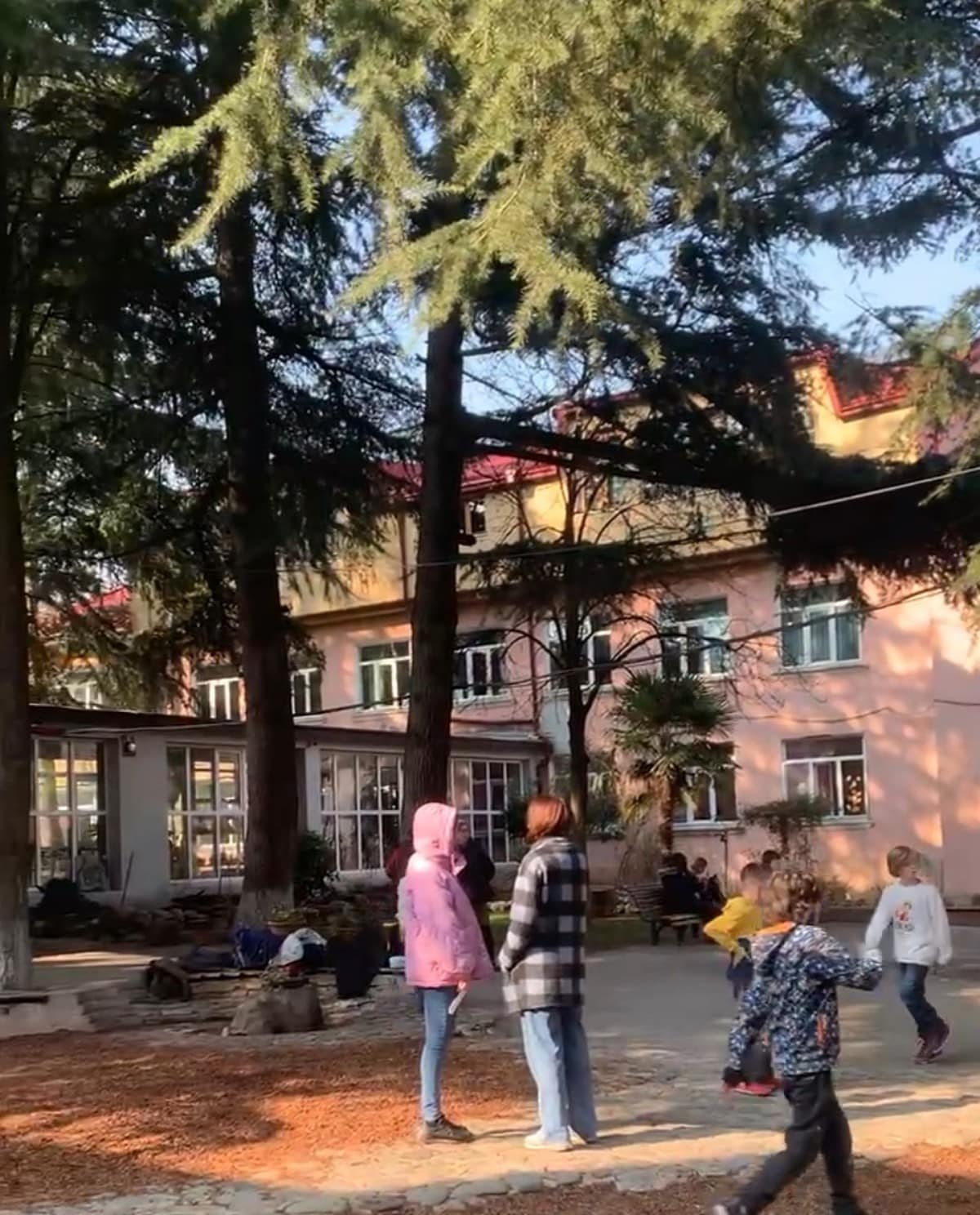 シュタイナー教育の現地校・Tbilisi Free Waldorf Schoolの校舎