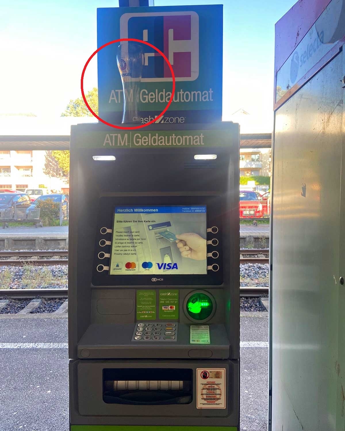 ドイツの鉄道駅に設置されたATM。ATM。上に空のビールグラスが放置されている。（画像：筆者撮影）