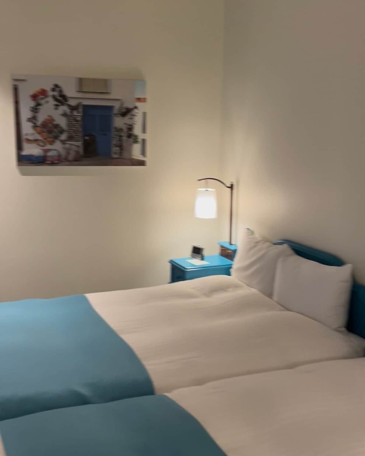 宿泊したのは水色基調の客室