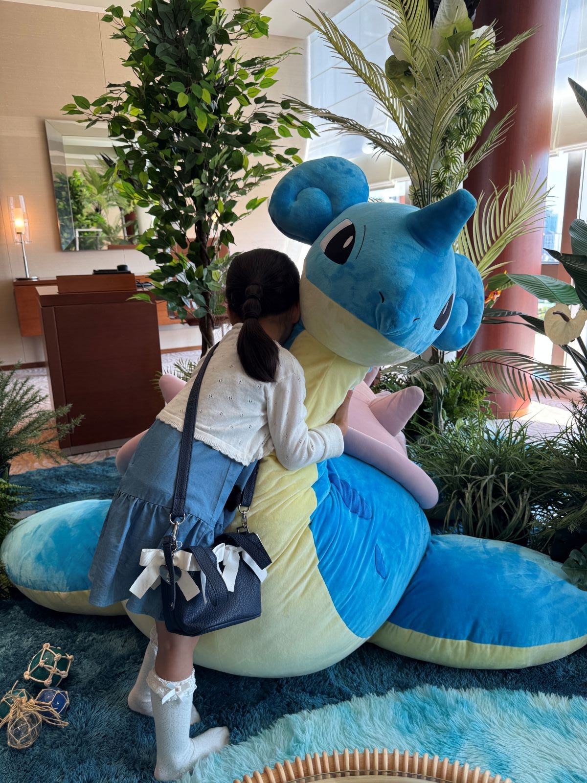 気持ちいい！ ラプラスにハグ