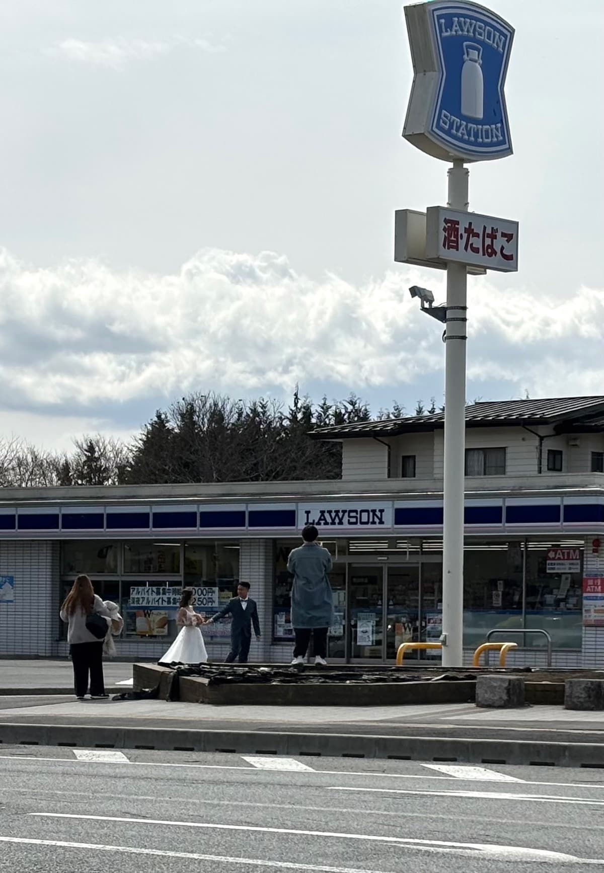 駅前ローソンとともに外国人に人気の富士河口湖町役場近くのローソン。富士山×ローソン前でウェディングフォトを撮影している人も