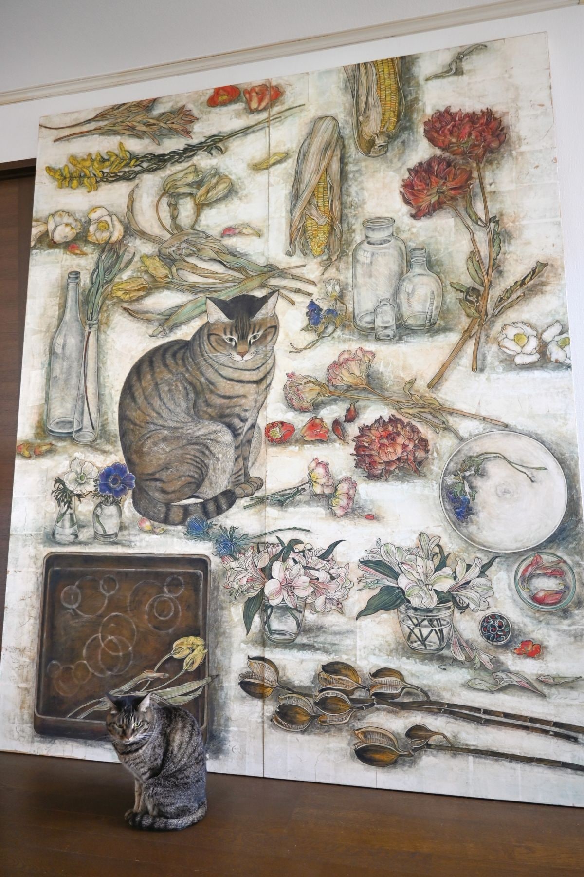 コイモちゃんと、大作「日々・見つめる」（2273×1818cm）　※画像出典：『コイモ 小熊香奈子画集』（辰巳出版）