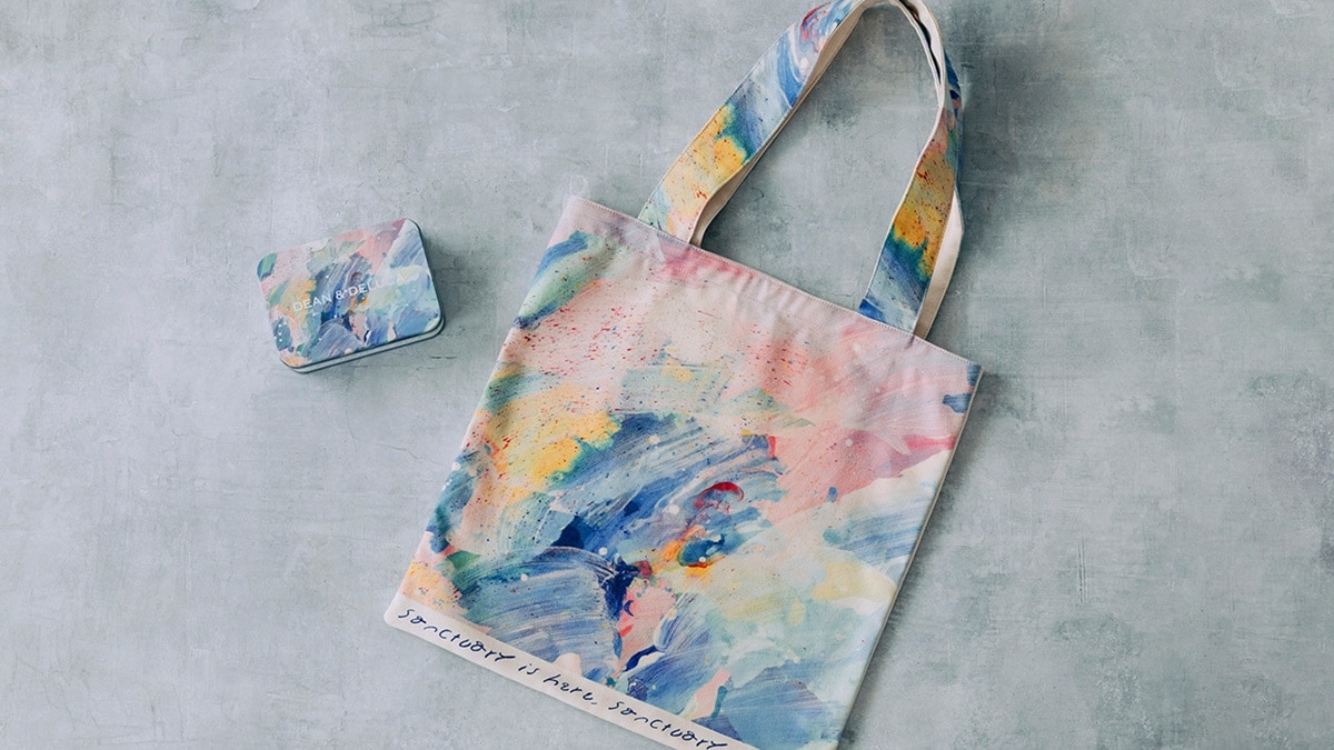DEAN & DELUCA×画家・大岡弘晃氏による「Sanctuary is here トートバッグ」と「Sanctuary is here クッキー缶」(画像出典:プレスリリース)