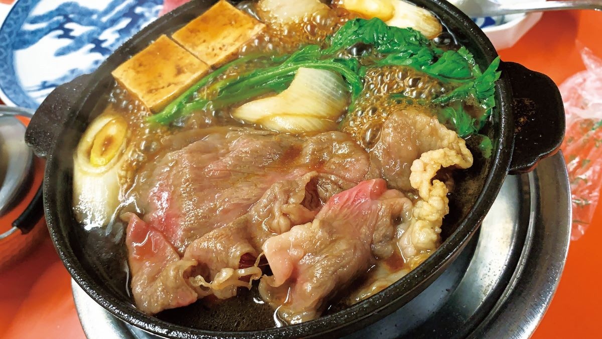 米久では「すき焼き」ではなく、関東で昔から親しまれてきた呼び名「牛鍋」として提供。これは明治期に考案された食べ方である