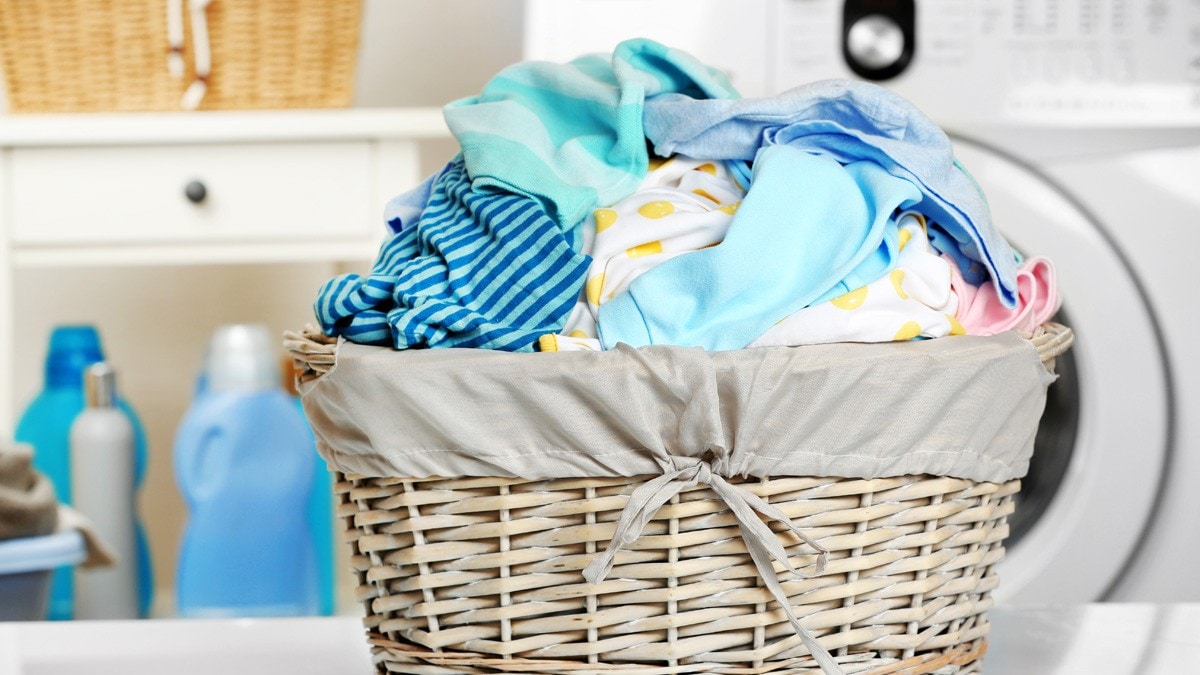 ポリエステルの洗濯方法とおすすめの洗濯洗剤6選｜縮みや色落ち、毛玉を防ぐコツも！