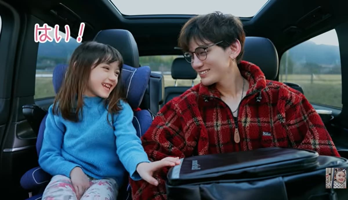 シングルファザーの親子YouTuber「バイリンガルエミリ」