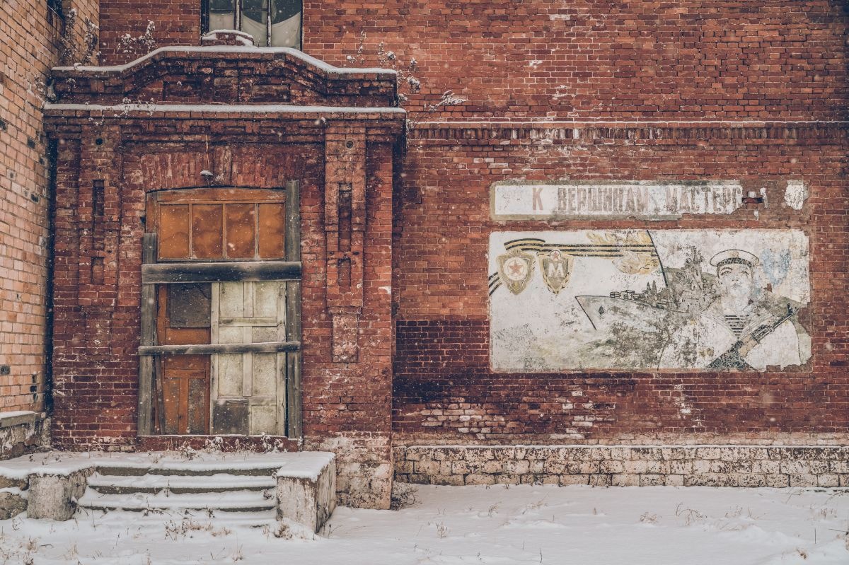 軍の無線技術者が訓練を受けた無線工学学校の廃墟。厳重に管理されており、別棟に管理人が駐在している。こんな大雪の中寒いだろうと、温かい紅茶とお菓子を振る舞ってくれ帰りも気にかけてくれた。