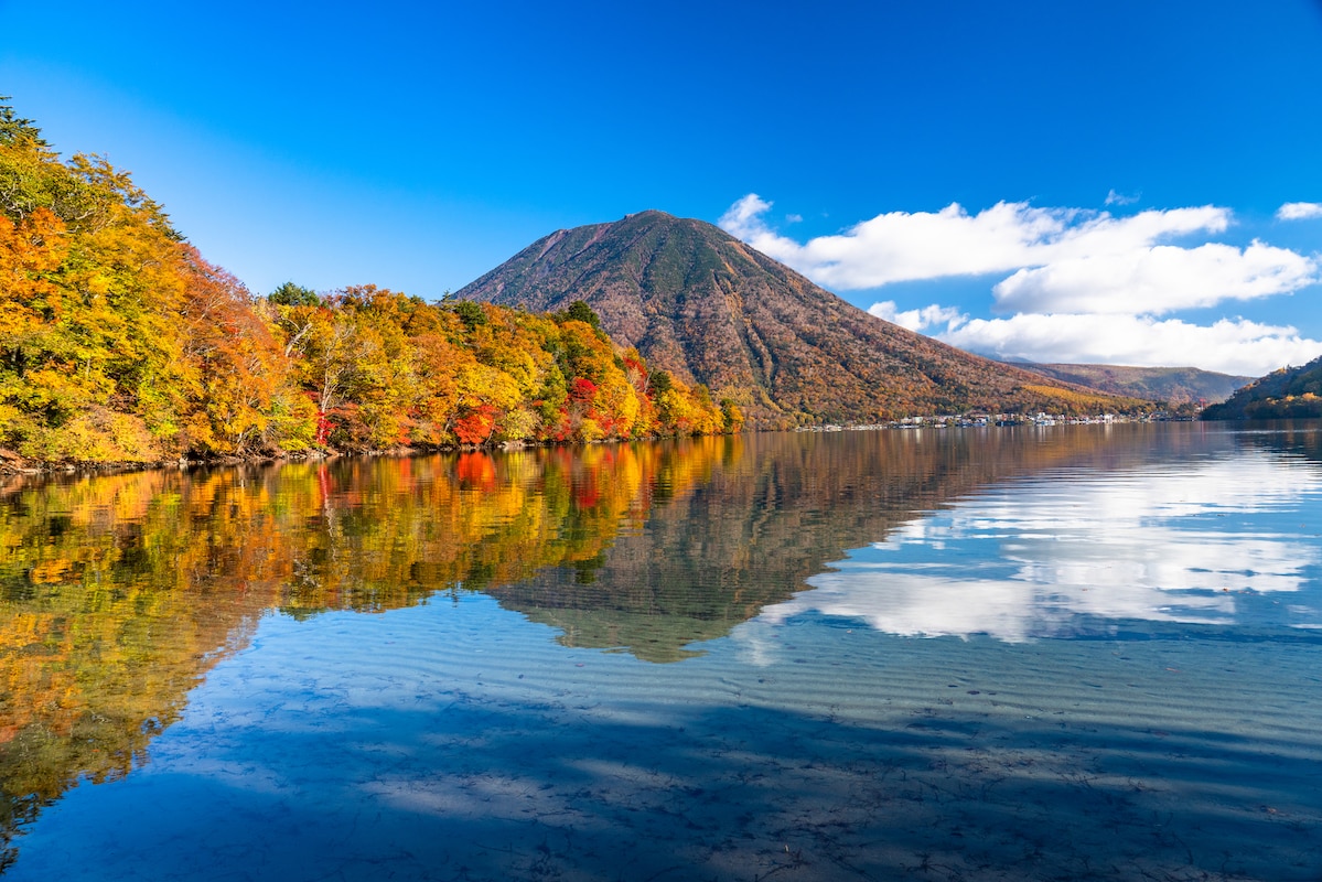 栃木県の「中禅寺湖」から撮影した「男体山」と「八丁出島」の紅葉