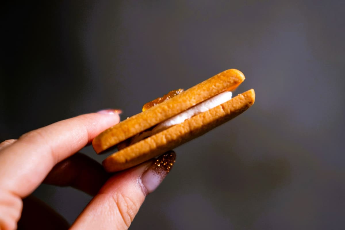 クリームサンドクッキー側面