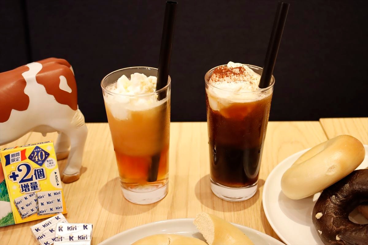 「チーズクリームティー」（左）と「チーズクリームコーヒー」税込各770円