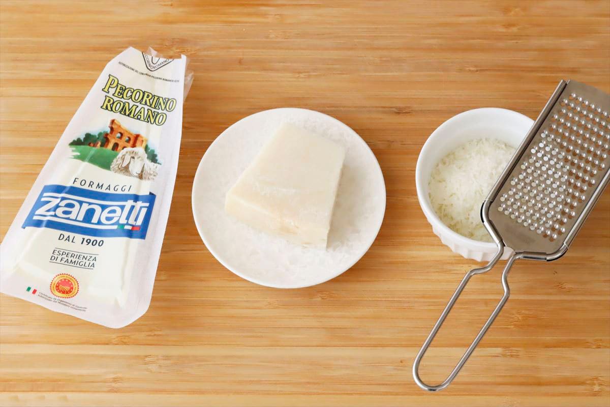 ペコリーノ・ロマーノはカルディなどの輸入食料品店で購入できます。パスタ用のお湯を沸かしている間にチーズおろし器などで細かく削っておきましょう