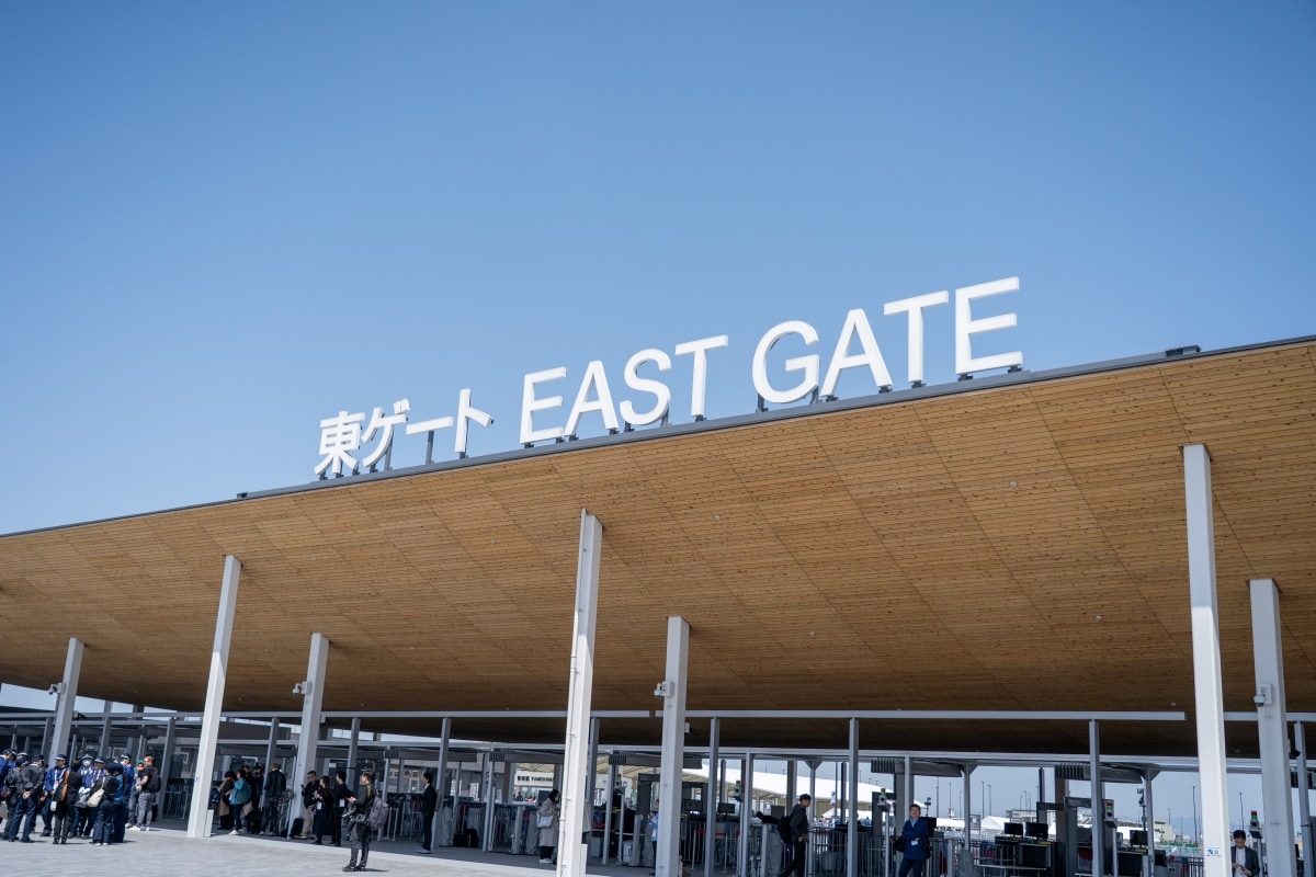 万博内から見た東ゲート