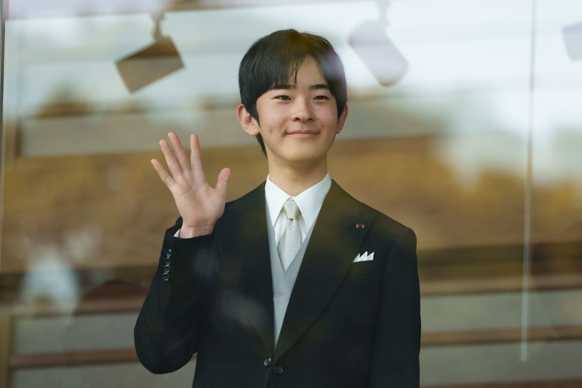 天皇陛下の66歳を祝う一般参賀にて、集まった参賀者へ手を振られる悠仁さま（画像：REX/アフロ）