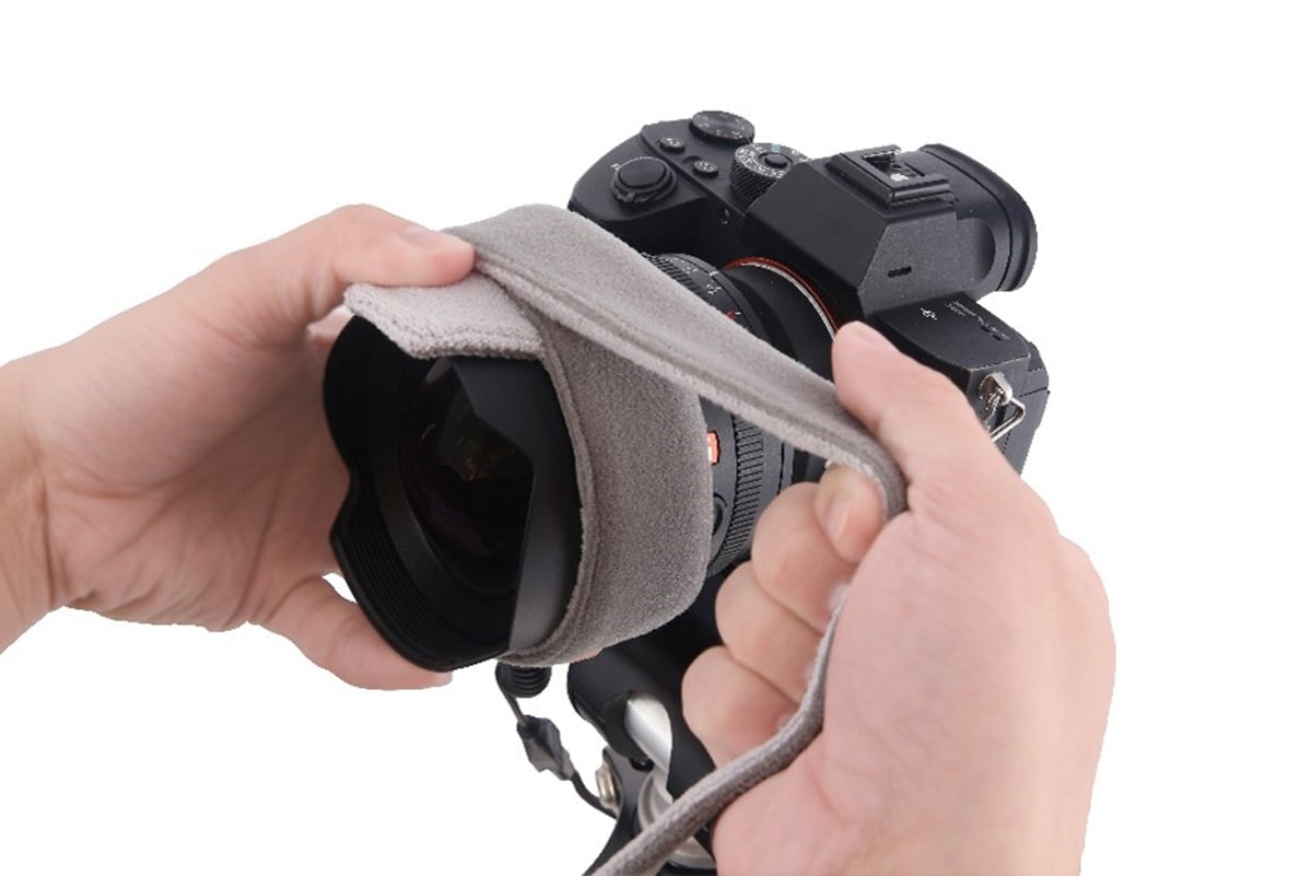 Vixen「レンズヒーター360IV」をカメラに装着している様子（画像提供：Vixen）