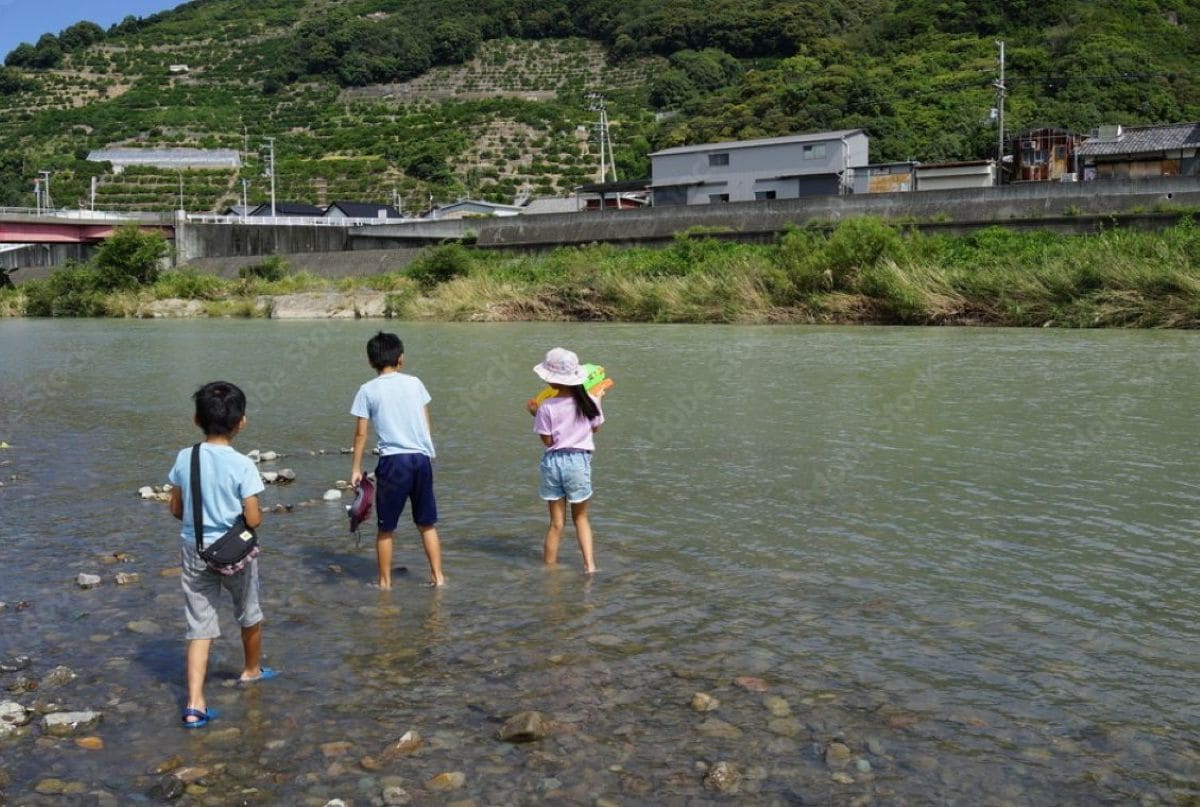川遊びする子どもたち