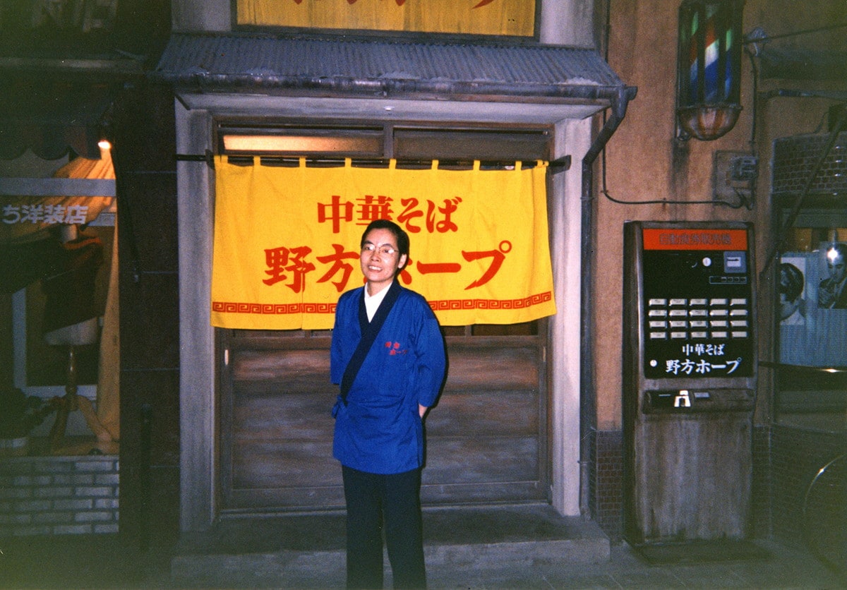 ラー博店の店先に立つ小栗さん（1994年撮影）