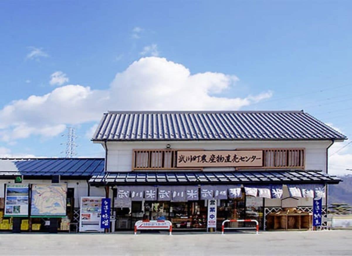蔵をイメージした外観（写真提供：武川町農産物直売センター）