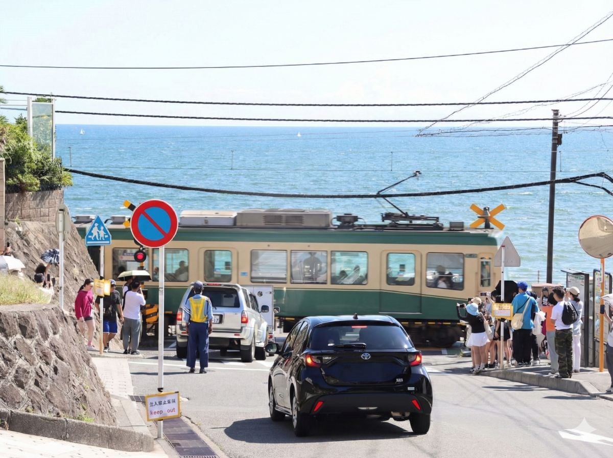 江ノ電に訪日外国人観光客が殺到する一因ともなっている鎌倉高校前1号踏切。アニメの舞台となったことからアジア系の外国人にとっては「聖地」扱いだ