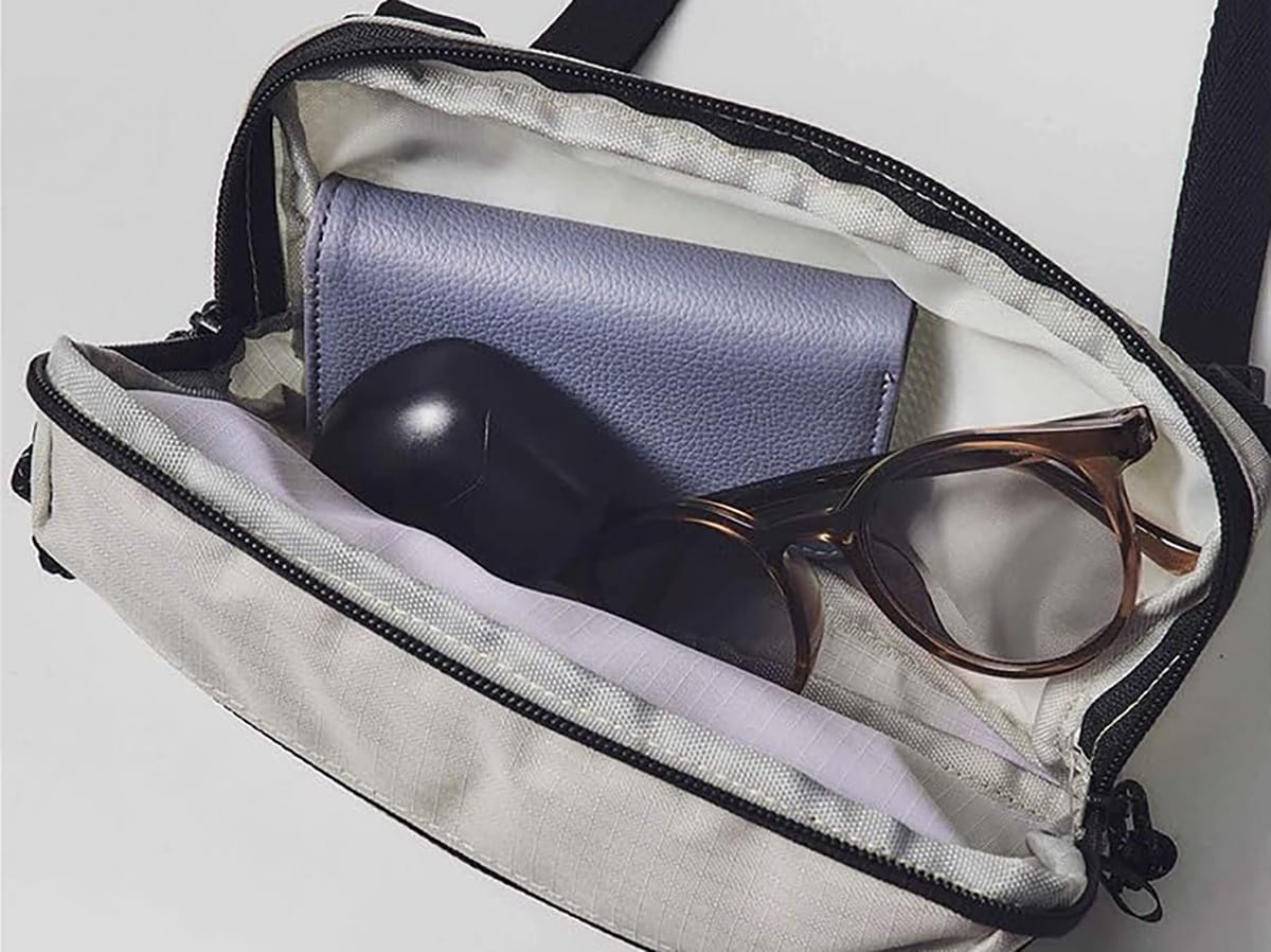 背面メッシュ＆キーフック付きショルダーバッグ